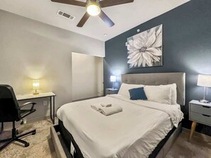 1 bedroom, iron/ironing board, WiFi, bed sheets - Luxury 1BD | Uptown | Sleeps 4 | Parking (Dallas)