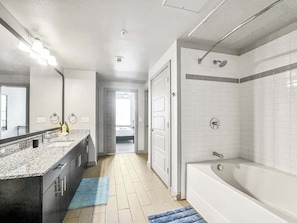 Shower, hair dryer, shampoo - Luxury 1BD | Uptown | Sleeps 4 | Parking (Dallas)