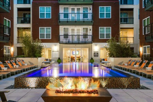 Luxury 2BD | Uptown | Sleeps 8 | Parking