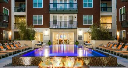 Luxury 1BD | Uptown | Sleeps 4 | Parking