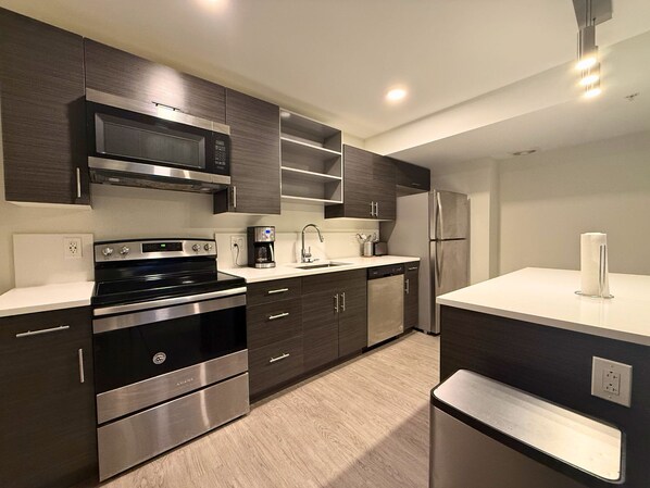 Kühlschrank, Mikrowelle, Ofen, Herdplatte