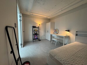 2 habitaciones, caja de seguridad en la habitación y escritorio 
