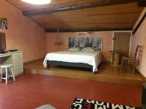 4 bedrooms, desk, iron/ironing board, travel cot - RENOVATED WINEGROWER'S HOUSE SLEEPS 8 BETWEEN SEA AND MOUNTAINS; SWIMMING POOL GARDEN (Puimisson)