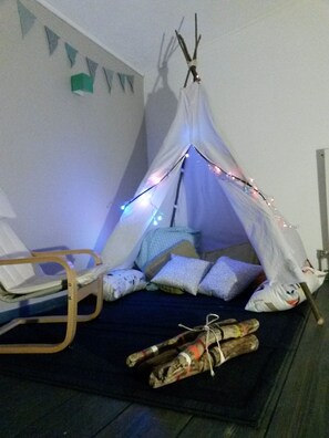 4 bedrooms, desk, iron/ironing board, travel cot
