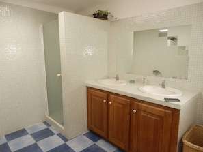 Shower, hair dryer, towels, toilet paper
