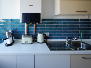 Fridge, microwave, oven, stovetop - Stylish apartment on the edge of the Bismarck district (Krefeld)