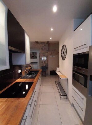 Frigorífico, microondas, horno y placa de cocina