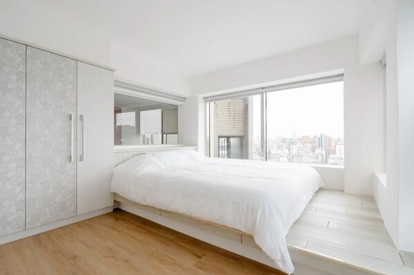 2 habitaciones, escritorio y tabla de planchar con plancha