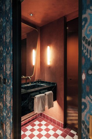 淋浴设施、吹风机、浴袍、拖鞋