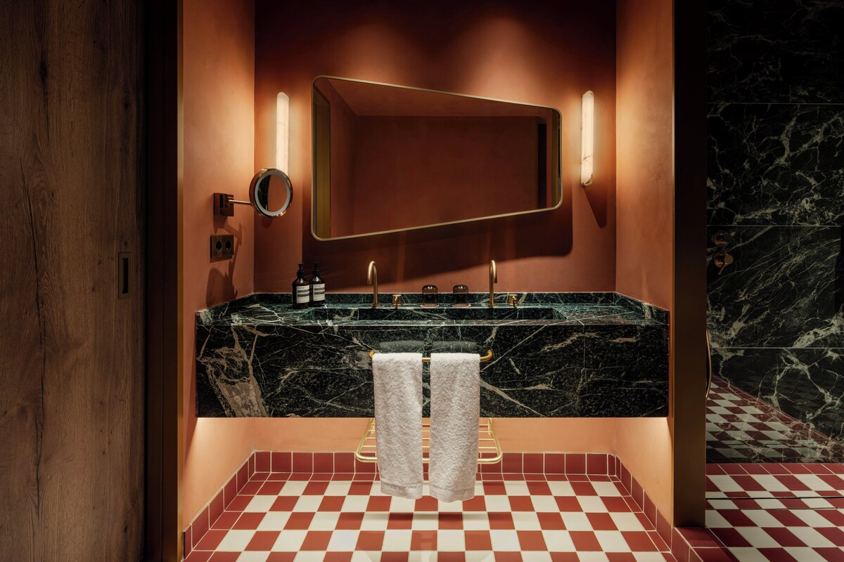 Suite (LETRAS, With semi-private pool)