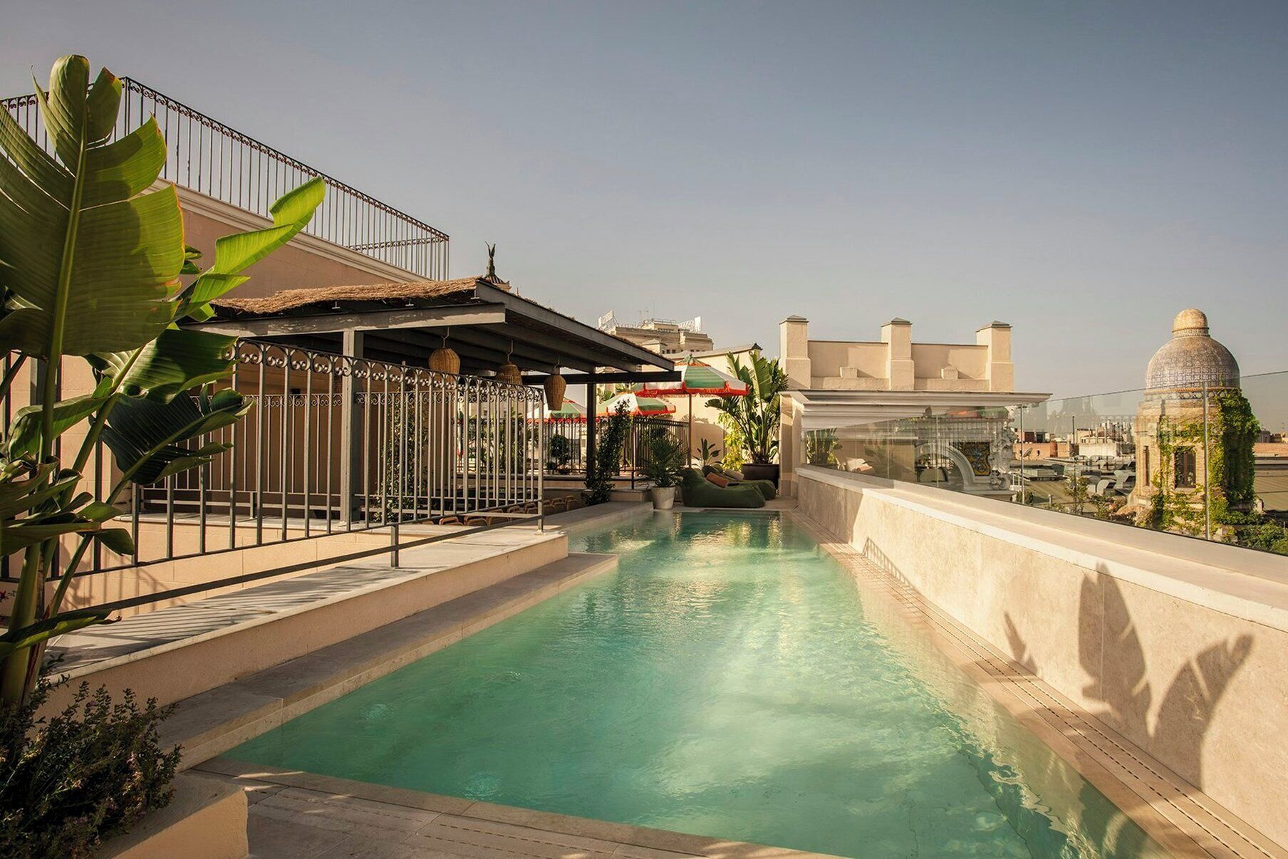 Una piscina al aire libre de temporada (de 10:00 a 20:00), sombrillas
