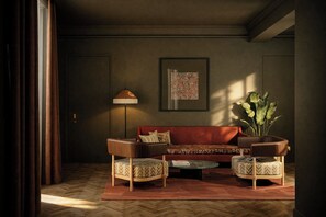 A room with a sofa, two armchairs, a floor lamp, a painting, and a potted plant. - Nômade Temple Madrid (Madrid)