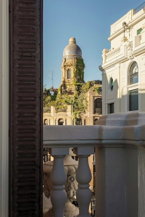 A view of a building with a dome and a balcony railing. - Nômade Temple Madrid (Madrid)