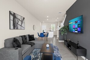 Living area - 2BR Townhome close to Downtown/Beaches/UNF (Jacksonville)