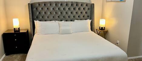 2 室のベッドルーム、デスク、アイロン / アイロン台、旅行用ベビーベッド