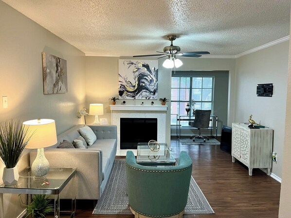 Smart TV, fireplace