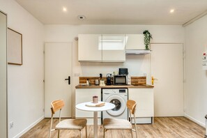 Een koelkast, een microgolfoven, een kookplaat