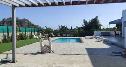 KITI VILLAGE VILLA CYPRUS (salt-water pool, 6 bedrooms, Larnaca)