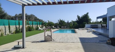 KITI VILLAGE VILLA CYPRUS (salt-water pool, 6 bedrooms, Larnaca)