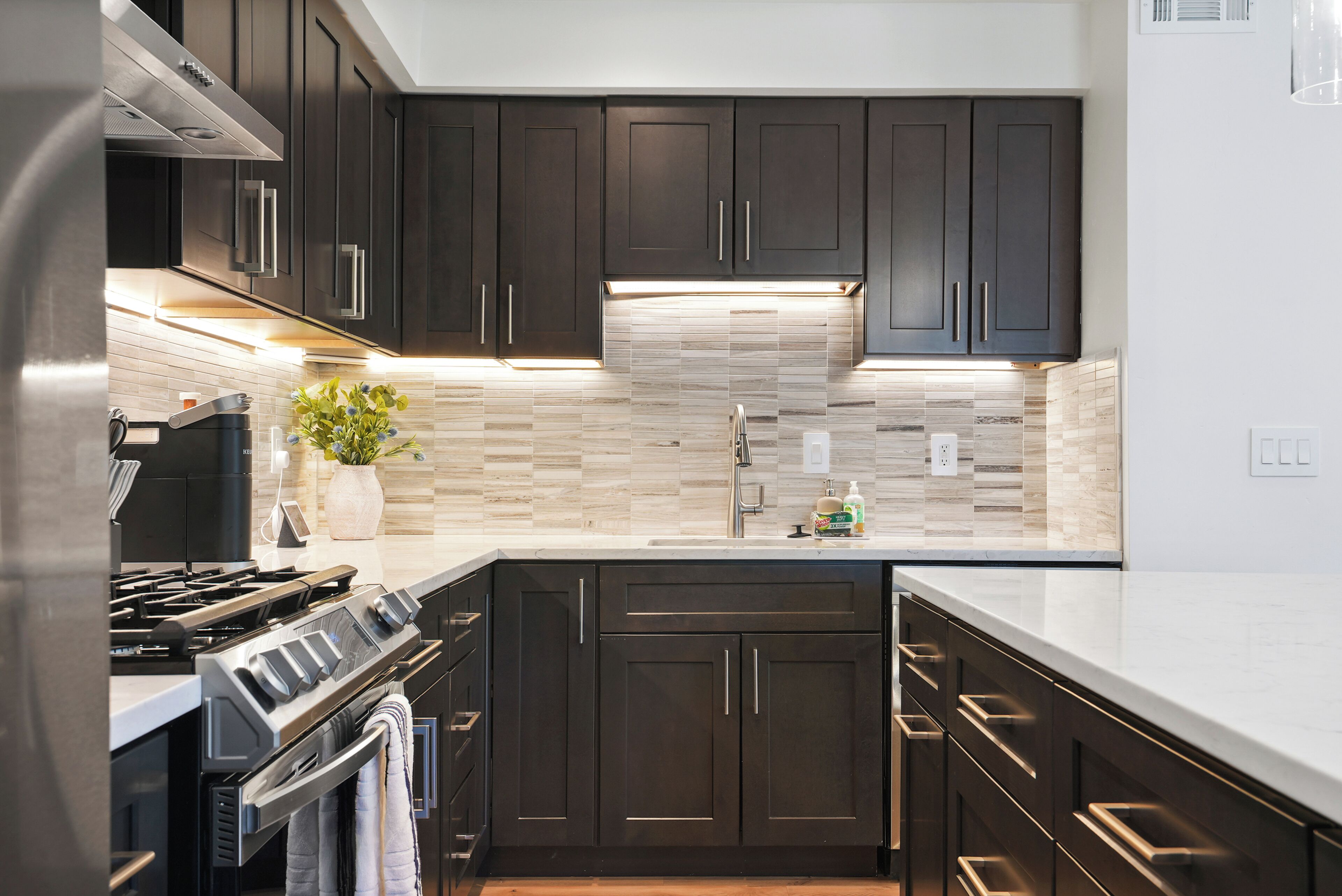 Kjøleskap, mikrobølgeovn, ovn og kokeplater