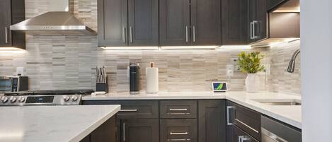 Réfrigérateur, micro-ondes, four, plaque de cuisson