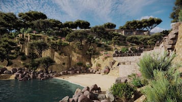 Na praia, areia branca, espreguiçadeiras, guarda-sóis