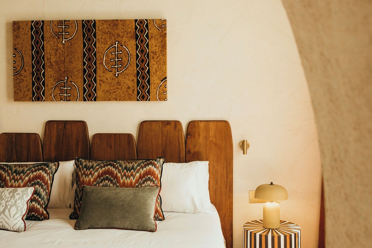 Egyptian cotton sheets, premium bedding, minibar, in-room safe