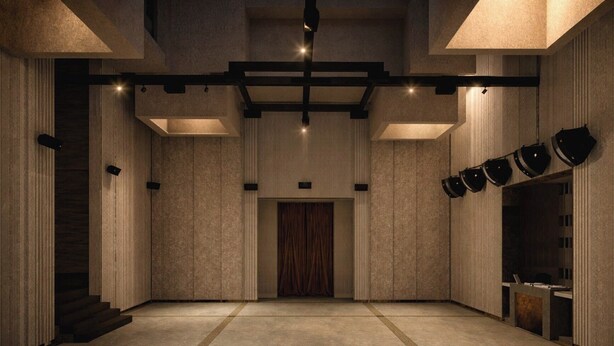 Un interior espacioso y moderno con una escalera central, iluminación empotrada y un diseño de pared con motivos.