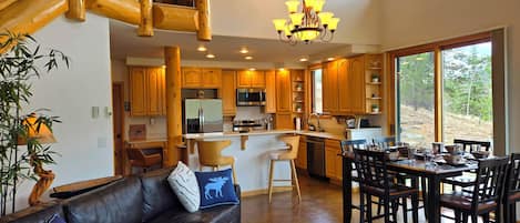 Smart-tv, een open haard, een dvd-speler en tafelvoetbal