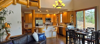 Moose Manor – Antlers, Aspens, and Alpine Peace in the Heart of the Rockies