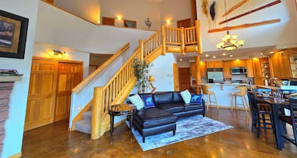 Moose Manor – Antlers, Aspens, and Alpine Peace in the Heart of the Rockies