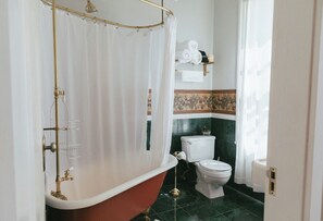 Douche, baignoire à jets, sèche-cheveux