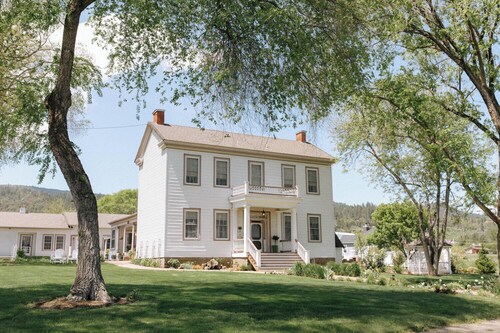 Lovely-5 bedroom historic Inn