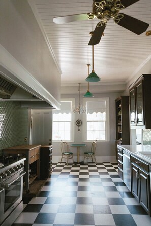 Fridge, microwave, oven, dishwasher - Lovely-5 bedroom historic Inn (Central Point)