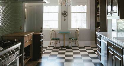 Lovely-5 bedroom historic Inn