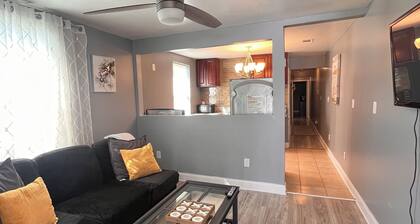 Charming 2-bedroom townhome 5 mins from Airport