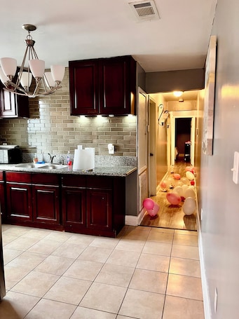 Interior. Charming 2-bedroom townhome 5 mins from Airport