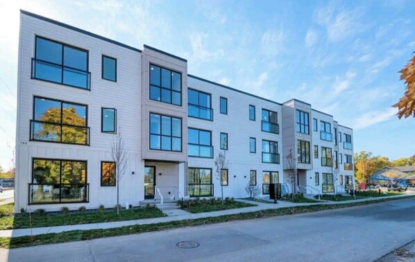Exterior - BRAND NEW LISTING
Cozy 1-bedroom condo with WiFi, AC in fabulous Traverse City (Traverse City)