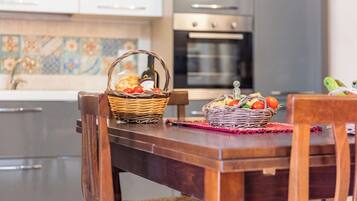 Frigorifero, forno, piano cottura, lavastoviglie