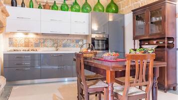 Frigorifero, forno, piano cottura, lavastoviglie