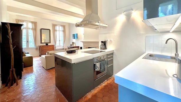 A modern kitchen with a central island, built-in oven, and a large window. - Le 100% Uzès, Right in the Historic Center (Uzès)