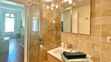 Een douche, een haardroger, handdoeken