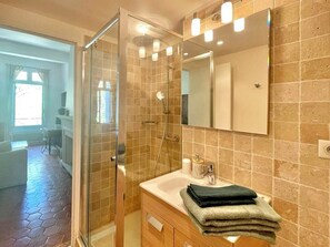 Shower, hair dryer, towels - Le 100% Uzès, Right in the Historic Center (Uzès)