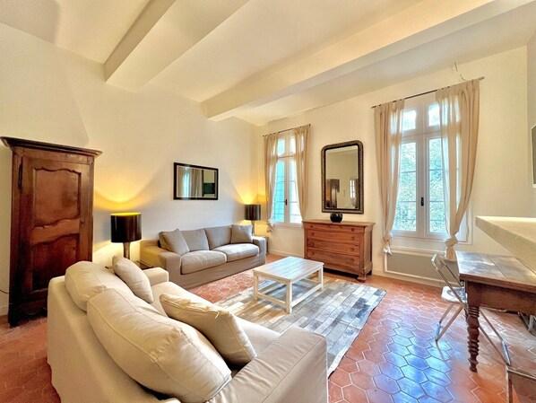 TV - Le 100% Uzès, Right in the Historic Center (Uzès)