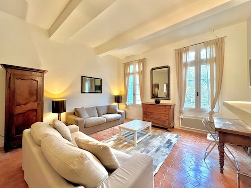 Le 100% Uzès, Right in the Historic Center