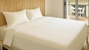 1 chambre, bureau, fer et planche à repasser, accès Internet