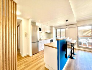 Kjøleskap, mikrobølgeovn, ovn og oppvaskmaskin