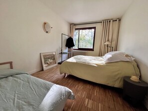 5 bedrooms, iron/ironing board, WiFi, bed sheets