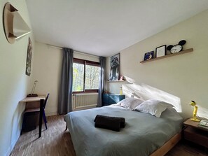5 bedrooms, iron/ironing board, WiFi, bed sheets - Atypical house in the heart of the forest (Saint-Hilarion)