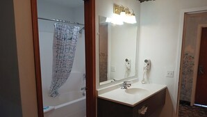 Bathroom - Glacier Gateway INN (Cut Bank)